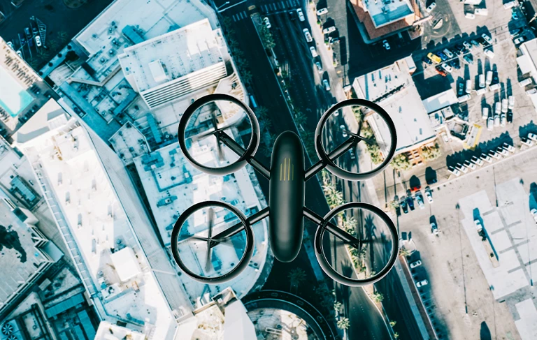 dron przelatujący nad miastem